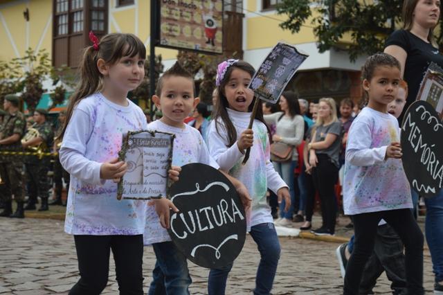 Escolas fizeram bonito ao longo da rua Independência