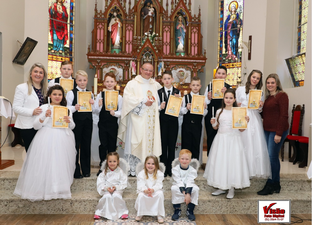 Padre César com a crianças e as catequistas Padre César com a crianças e as catequistas