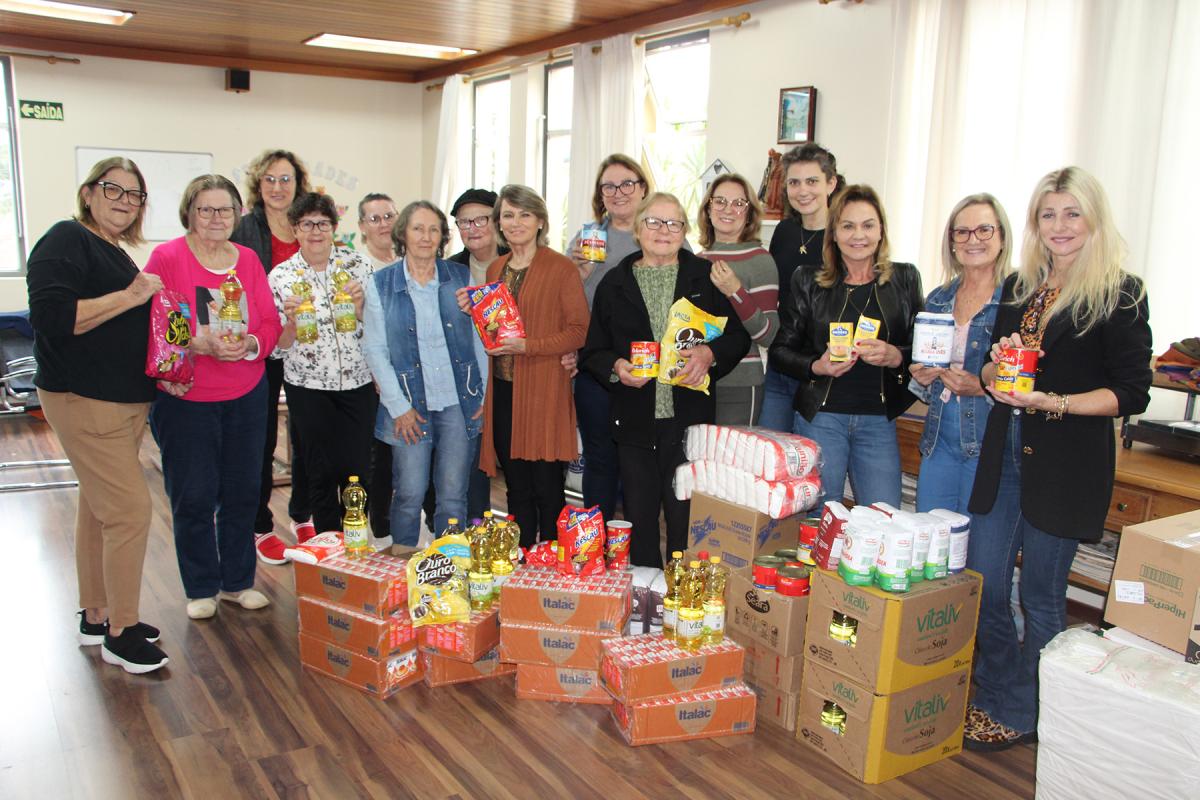 Doações foram entregues na tarde desta segunda-feira