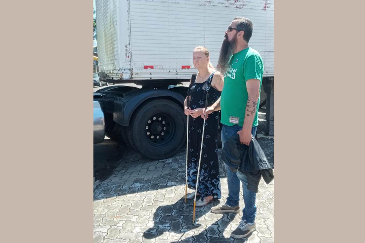 Marcos e Adriana são deficientes visuais e fazem o mesmo trajeto todos os dias Marcos e Adriana são deficientes visuais e fazem o mesmo trajeto todos os dias
