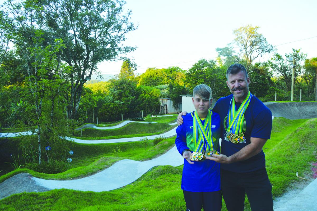 Pietro e Edson mostram orgulhosos as medalhadas conquistadas nos últimos anos. Ao fundo, a pista exclusiva, no pátio de casa Pietro e Edson mostram orgulhosos as medalhadas conquistadas nos últimos anos. Ao fundo, a pista exclusiva, no pátio de casa