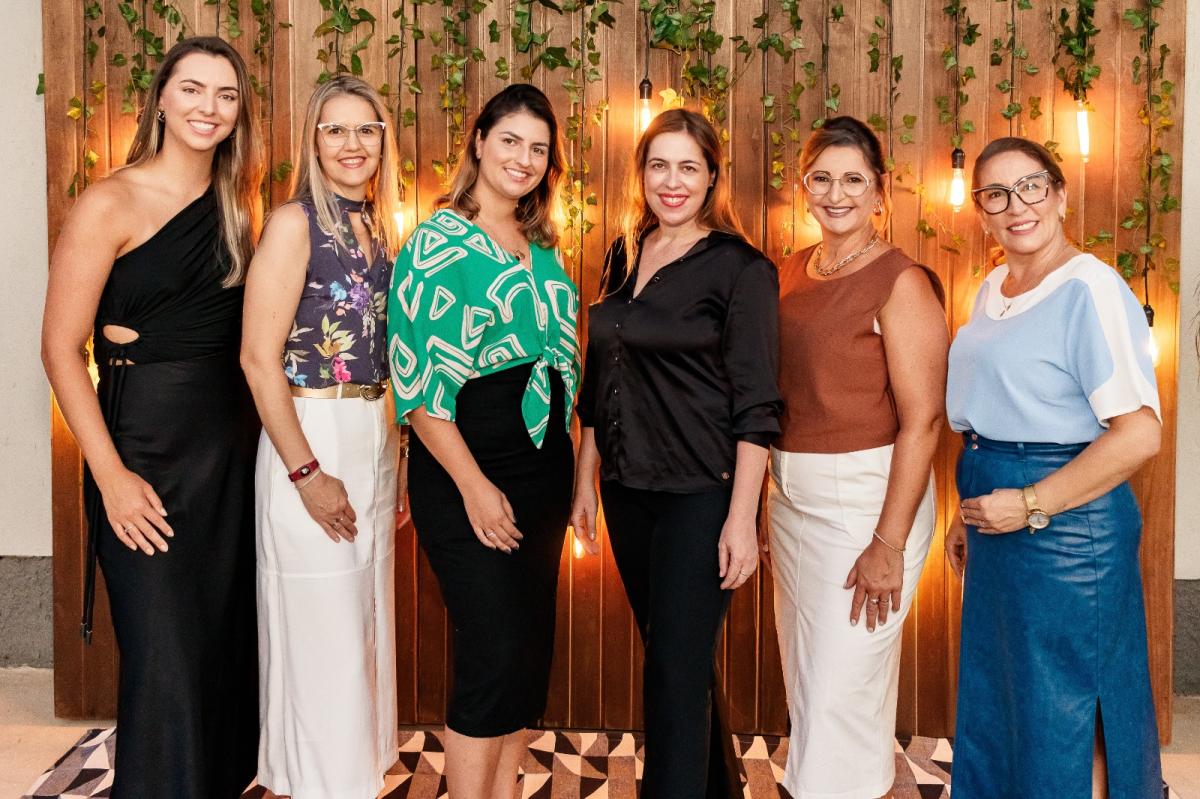Franciele Eidt, Nívea Follmann Loebens, Juliana Ávila, Aline Wolff, Rudineia Soder e Eloisa Da Rosa, do comitê da CDL Mulher (Fotos: Wesley Saccol) Franciele Eidt, Nívea Follmann Loebens, Juliana Ávila, Aline Wolff, Rudineia Soder e Eloisa Da Rosa, do comitê da CDL Mulher (Fotos: Wesley Saccol)