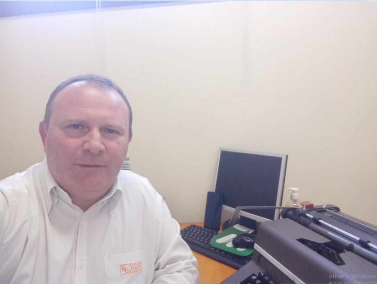 Giovani André Eich: “A imagem é uma referência a atividade, com a máquina de escrever, computador e por fim celular que revela a evolução da informação e tecnologia de nossa atividade”