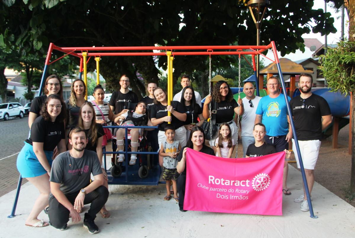 Balanço para cadeirantes foi doado pelo Rotaract Clube 