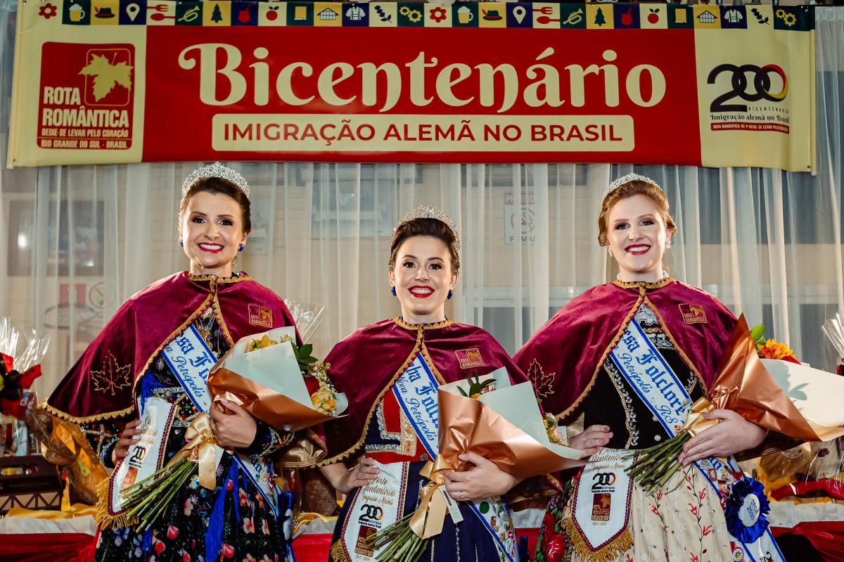 Soberanas do Bicentenário da Imigração Alemã: Marluce Maldaner, Ana Luiz Kuhn e Camila Caroline Schwaab Soberanas do Bicentenário da Imigração Alemã: Marluce Maldaner, Ana Luiz Kuhn e Camila Caroline Schwaab