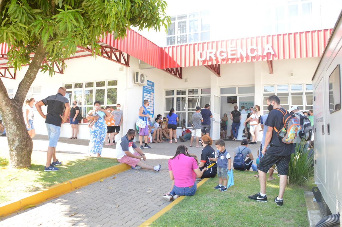Na manhã desta segunda, pessoas aguardavam do lado de fora Na manhã desta segunda, pessoas aguardavam do lado de fora