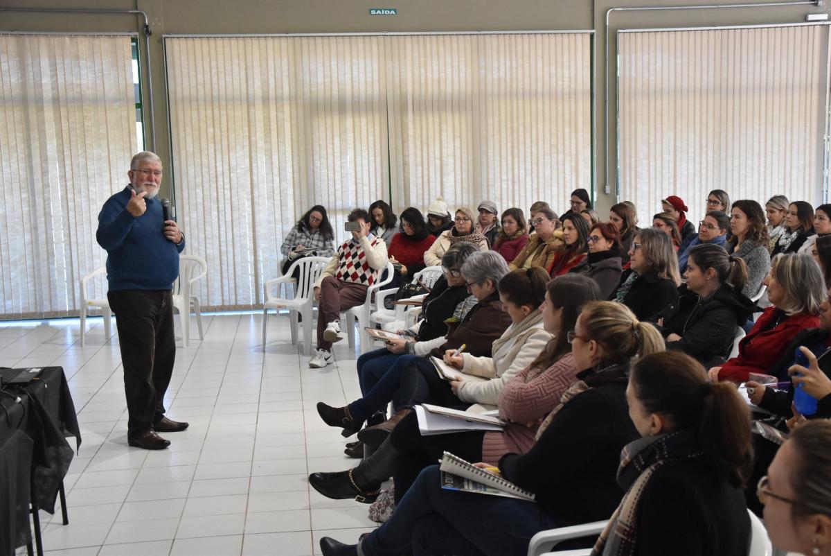 Historiador Martin Norberto Dreher conversou com os profissionais Historiador Martin Norberto Dreher conversou com os profissionais