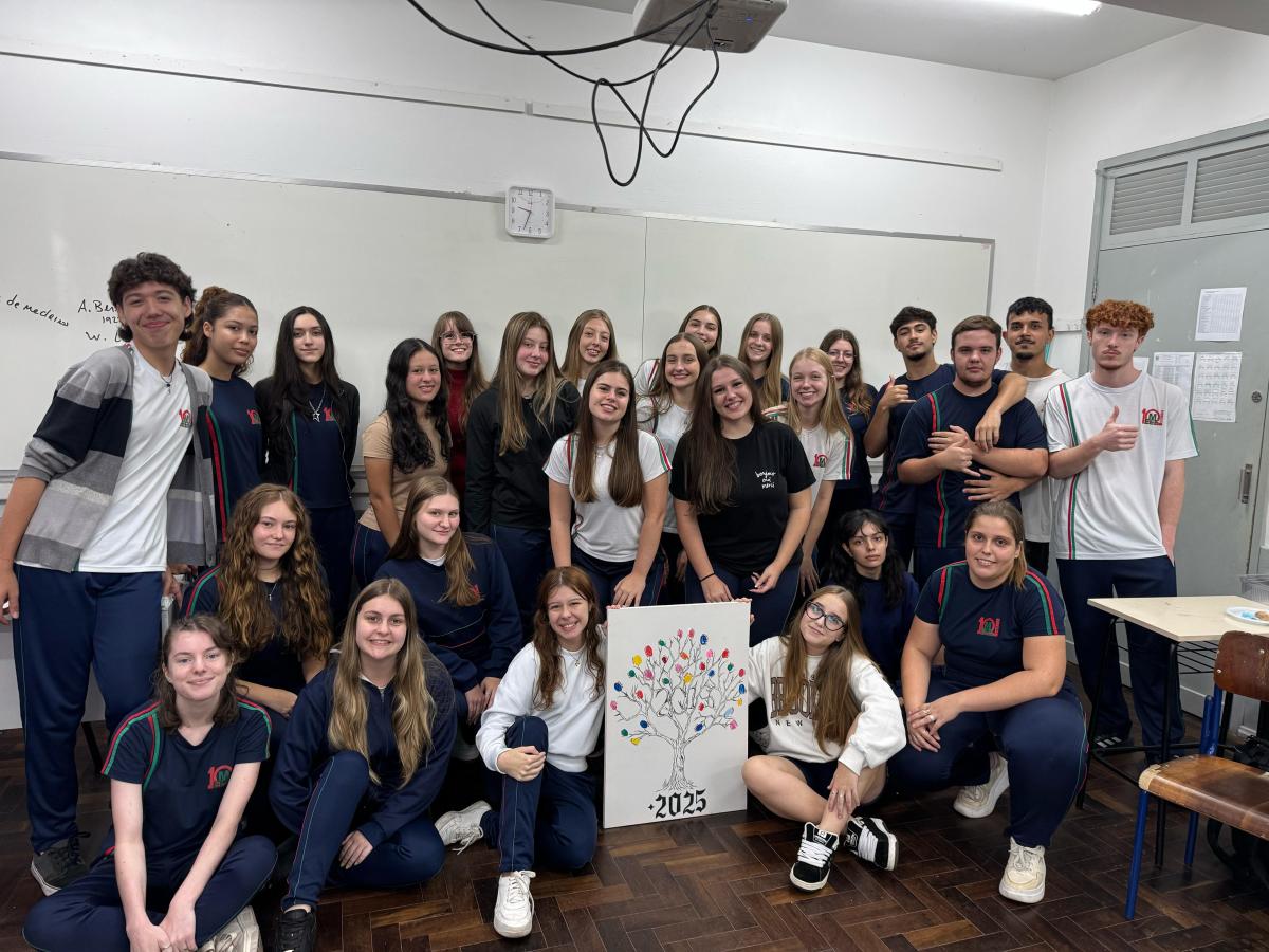 Alunos da turma 201 presentaram a escola com um quadro com as suas digitais (Fotos: Divulgação / 10 de Setembro)