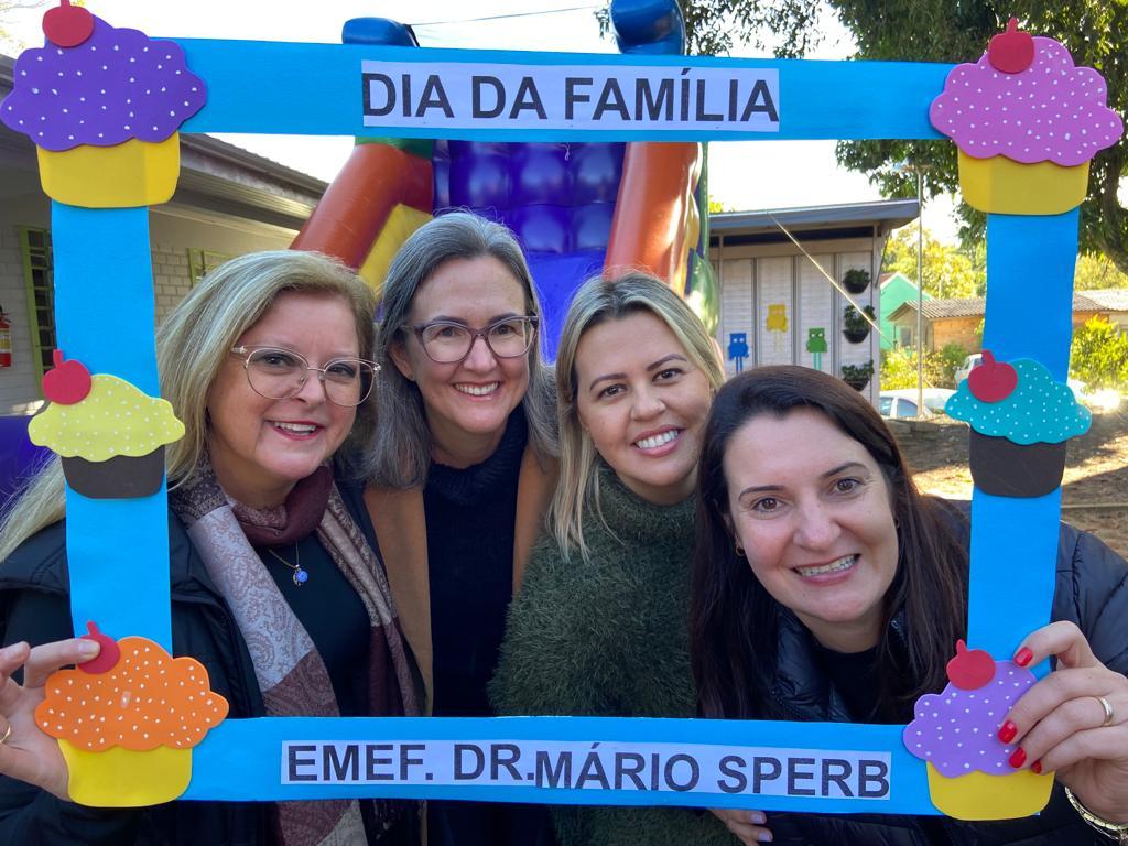 Secretária de Educação, Denise Maldaner, vice-diretora Eliane Roth Gateli, diretora Fabiana Volz Rasche e pedagoga Sandra Bressan Becker Secretária de Educação, Denise Maldaner, vice-diretora Eliane Roth Gateli, diretora Fabiana Volz Rasche e pedagoga Sandra Bressan Becker