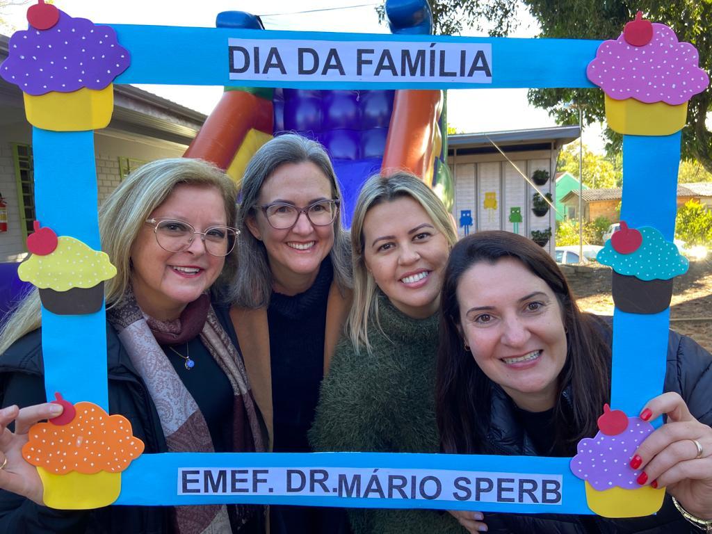 Secretária de Educação, Denise Maldaner, vice-diretora Eliane Roth Gateli, diretora Fabiana Volz Rasche e pedagoga Sandra Bressan Becker