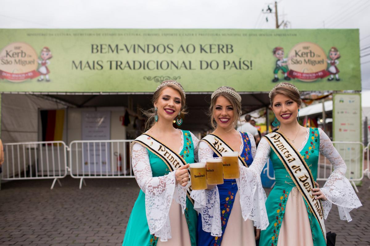 Tainá (1ª Princesa), Amanda (Rainha) e Stéffani (2ª Princesa) formam a corte atual