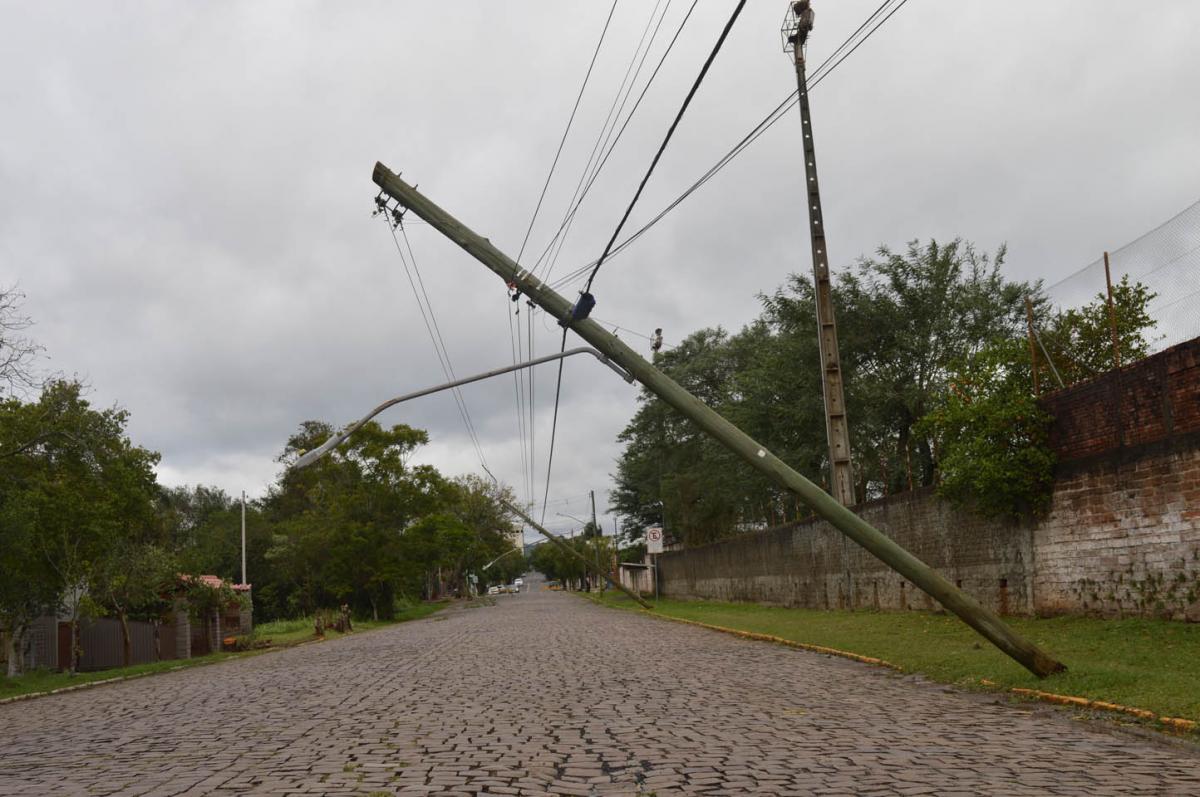 Postes ficaram suspensos pelos fios na Av. Porto Alegre Postes ficaram suspensos pelos fios na Av. Porto Alegre