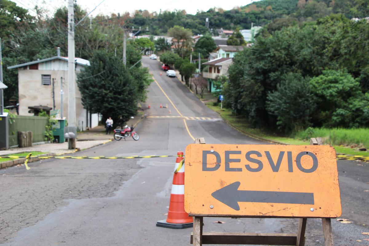 Rua Affonso Wolf, na altura do Arroio da Direita, está interditada Rua Affonso Wolf, na altura do Arroio da Direita, está interditada