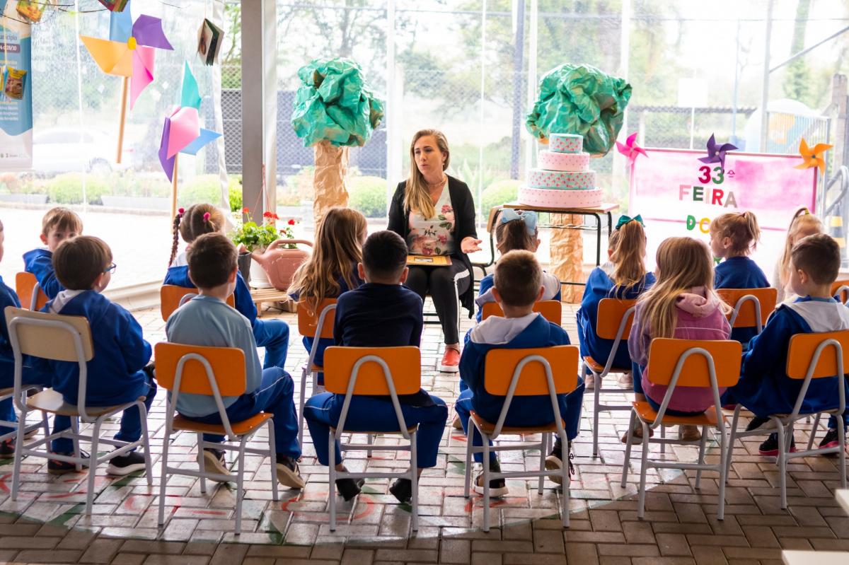 Contação de histórias é atração nas escolas (Fotos: Divulgação)