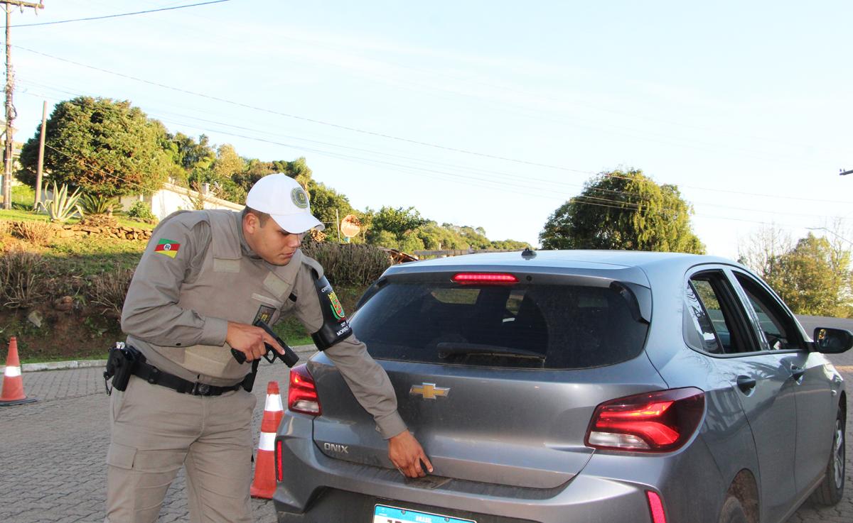 Barreiras seguem sendo realizadas pela BM no interior de Morro Reuter Barreiras seguem sendo realizadas pela BM no interior de Morro Reuter