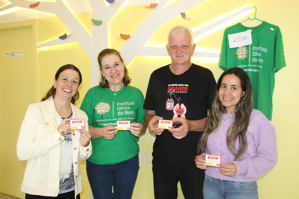 Psicológa Lizandra Loureiro, presidente Luciana Lemos, coordenador dos Doadores de Sangue Sérgio Kroetz e estagiária em psicologia Márcia Cibelly Pires convidam a todos para prestigiar o galeto Psicológa Lizandra Loureiro, presidente Luciana Lemos, coordenador dos Doadores de Sangue Sérgio Kroetz e estagiária em psicologia Márcia Cibelly Pires convidam a todos para prestigiar o galeto