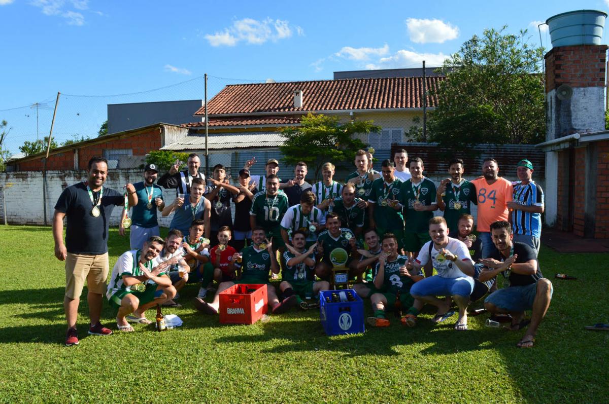 Jogadores comemoram a conquista