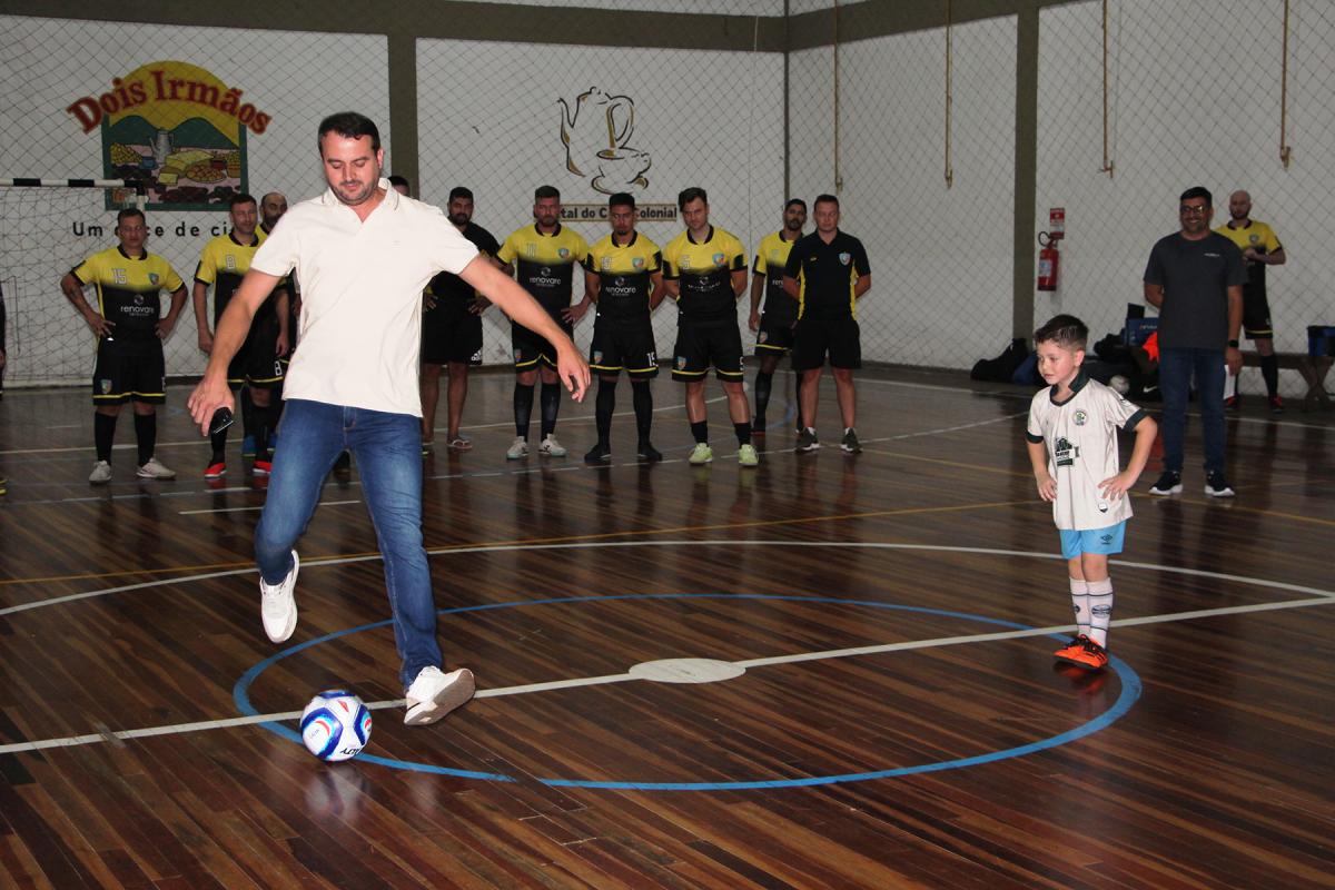 Ao lado do garoto Lorenzo, filho do jogador Willian, do Green, prefeito Jerri deu o pontapé inicial da competição Ao lado do garoto Lorenzo, filho do jogador Willian, do Green, prefeito Jerri deu o pontapé inicial da competição