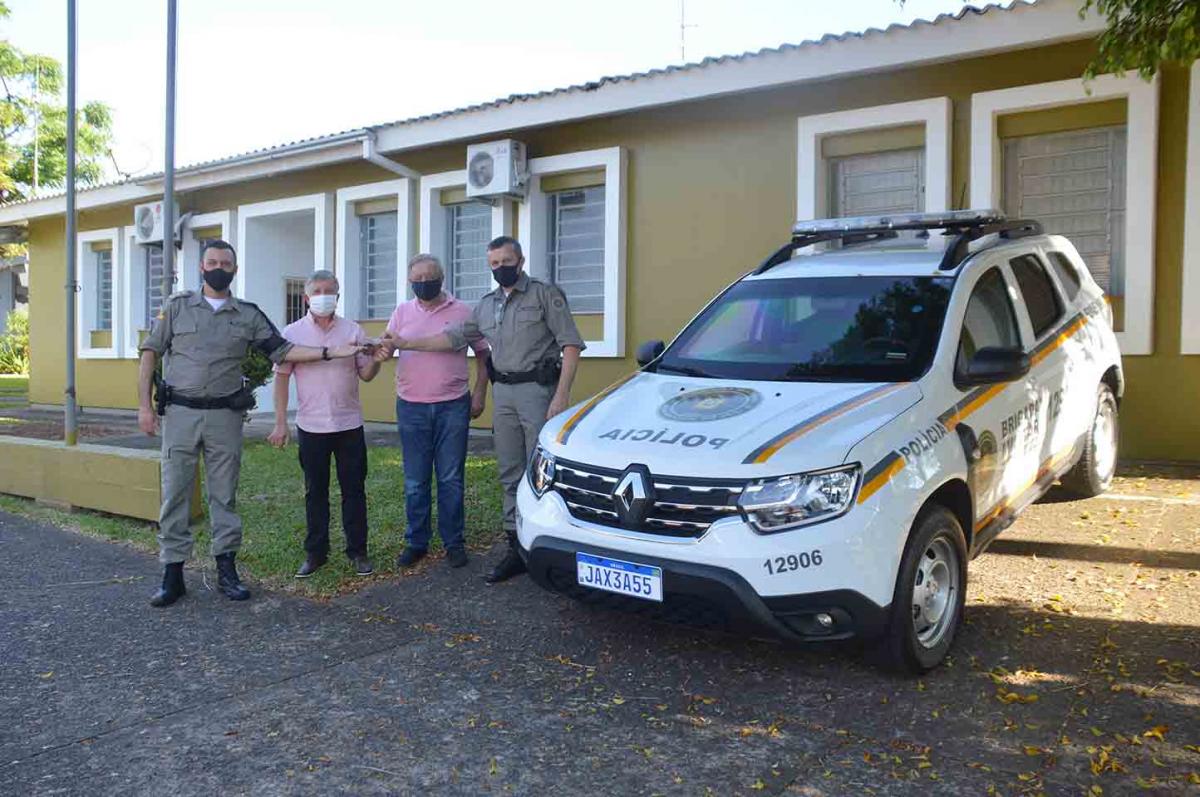 Veículo entregue nesta terça já está rodando pelas ruas de Dois Irmãos. Na foto, Major Beron, empresários Agnelo e Darci e Tenente Elton Veículo entregue nesta terça já está rodando pelas ruas de Dois Irmãos. Na foto, Major Beron, empresários Agnelo e Darci e Tenente Elton