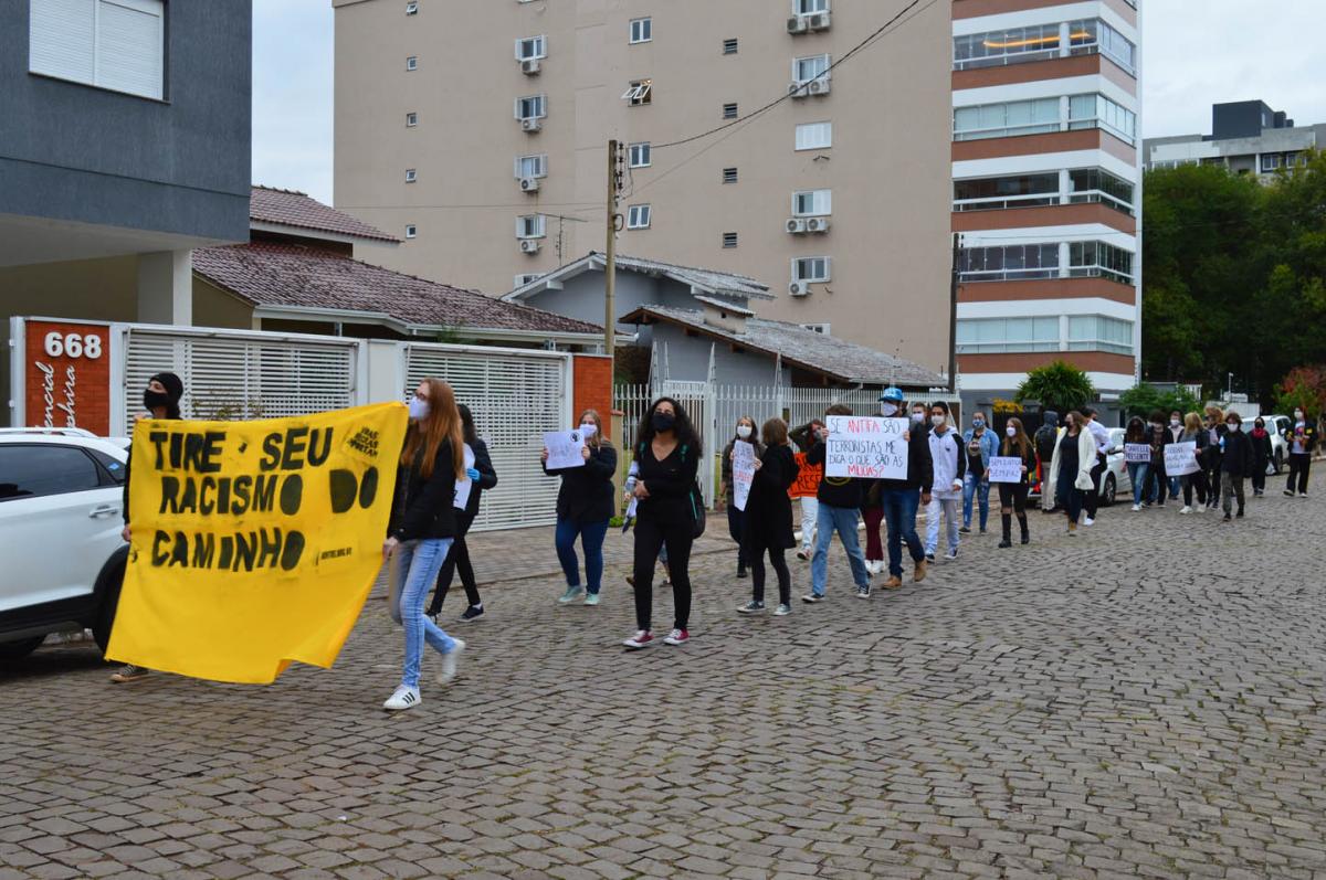 Jovens levaram faixa e cartazes Jovens levaram faixa e cartazes