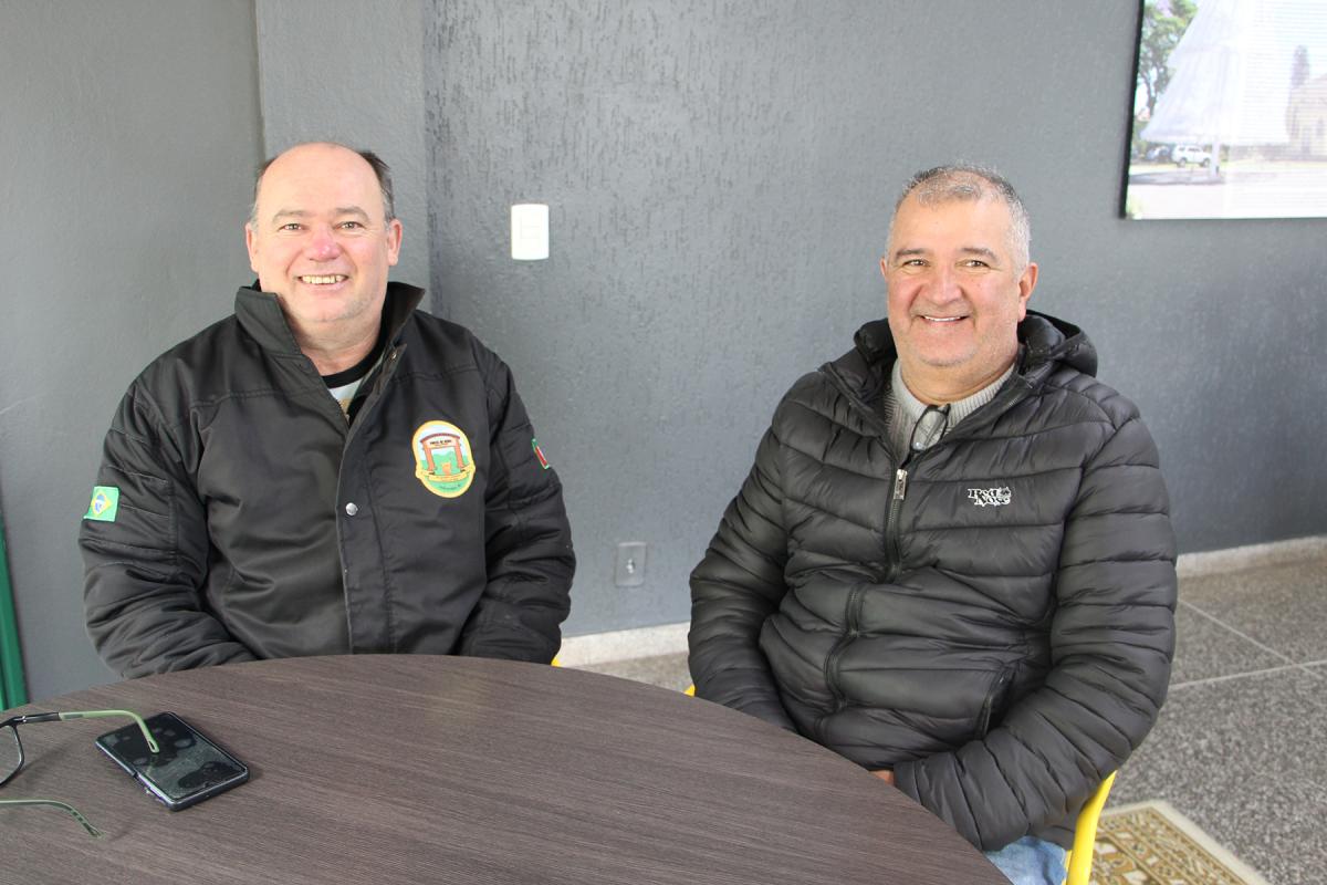 Sidnei e Amarelo estiveram nesta segunda-feira no JDI anunciando mais uma cavalgada em busca da centelha da Chama Crioula Sidnei e Amarelo estiveram nesta segunda-feira no JDI anunciando mais uma cavalgada em busca da centelha da Chama Crioula
