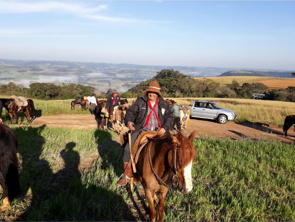 Vivendo o tradicionalismo há mais de 20 anos, há nove Amarelo participa da Cavalgada da Chama Crioula e desde 2016 ao lado do cavalo Trovão Vivendo o tradicionalismo há mais de 20 anos, há nove Amarelo participa da Cavalgada da Chama Crioula e desde 2016 ao lado do cavalo Trovão