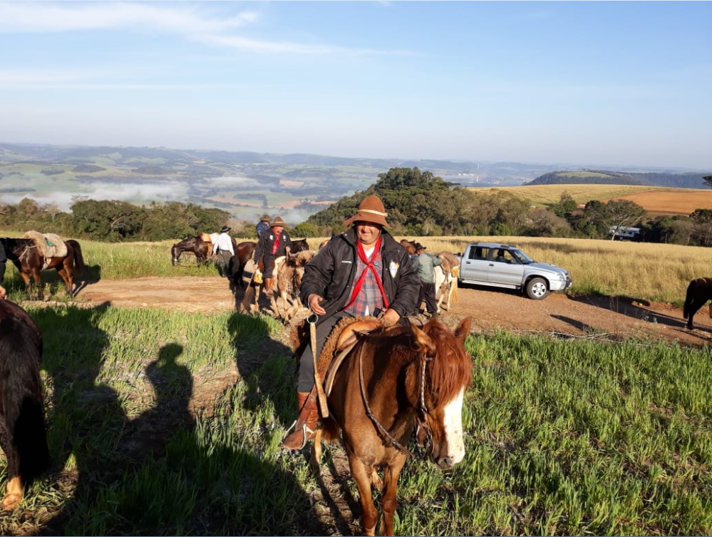 Vivendo o tradicionalismo há mais de 20 anos, há nove Amarelo participa da Cavalgada da Chama Crioula e desde 2016 ao lado do cavalo Trovão