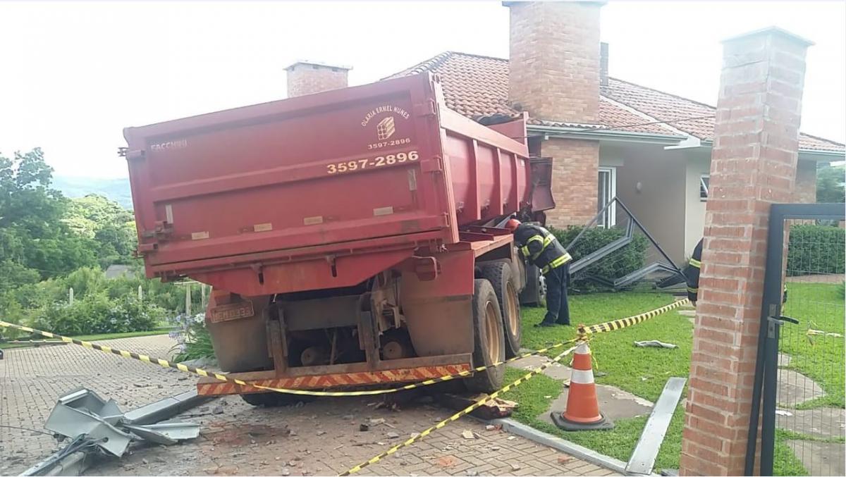 Veículo invadiu o pátio de uma residência