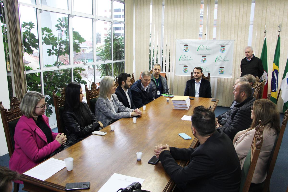 Anúncio formal aconteceu na sala de reuniões da prefeitura