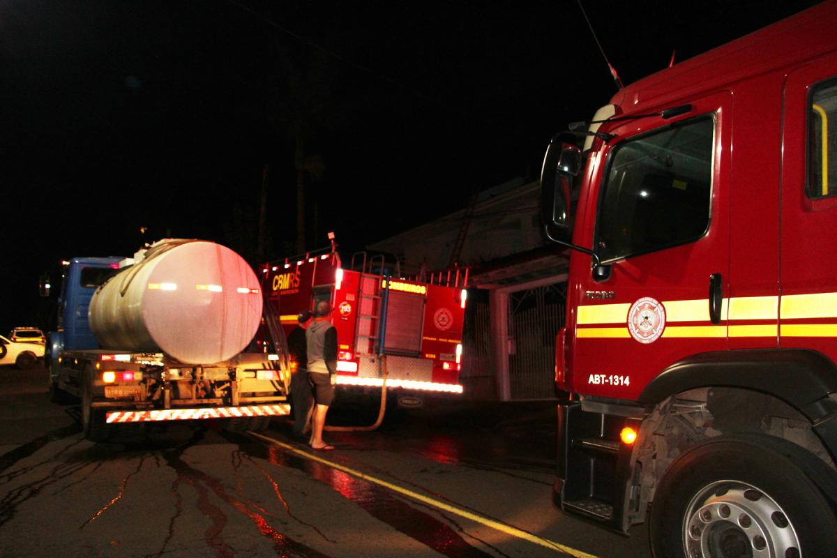 Houve danos na parte superior da residência e na escada de acesso