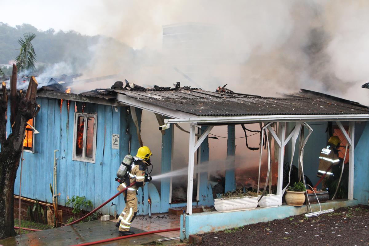 Trabalho dos bombeiros se estendeu por quase três horas