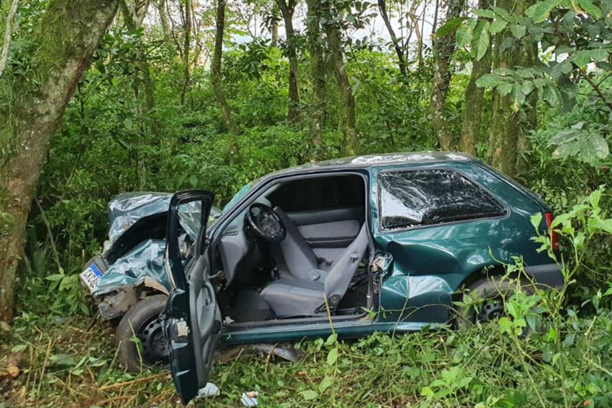 Motorista foi encontrado dentro do carro, na manhã desta quinta, por um morador