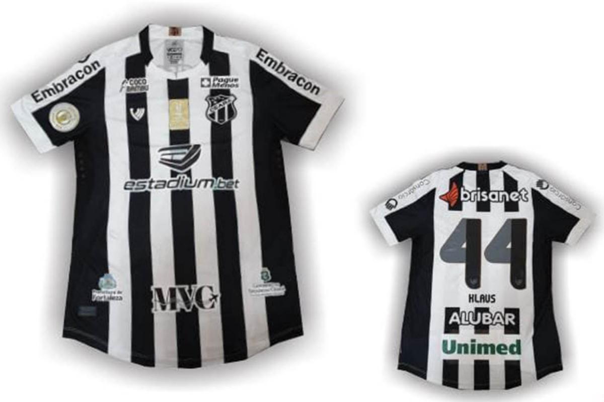 Zagueiro dois-irmonense William Klaus doou uma camiseta do Ceará