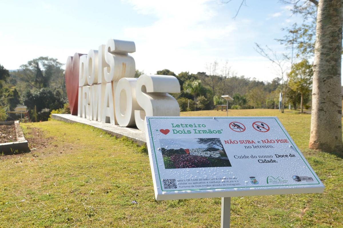 “Não suba e não pise no letreiro. Cuide do nosso Doce de Cidade”