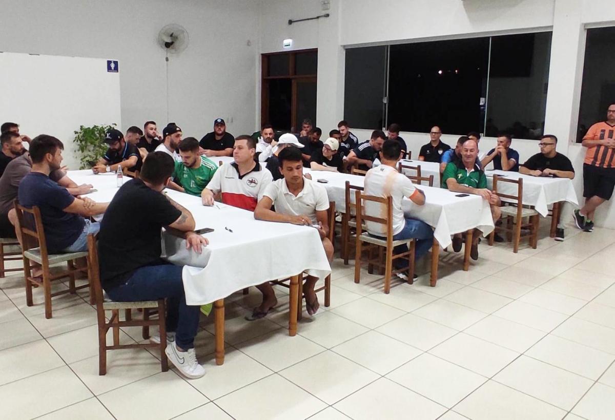 Representantes das equipes acompanharam a definição da tabela de jogos (Foto: Raul Lansing)