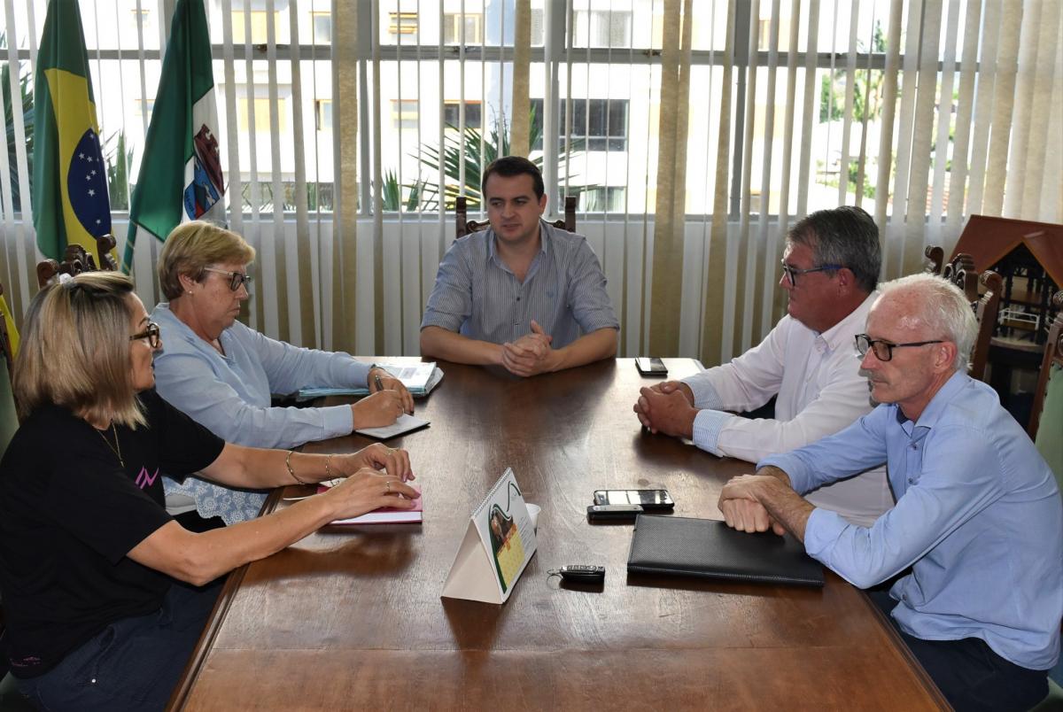 Representantes estiveram reunidos na prefeitura Representantes estiveram reunidos na prefeitura