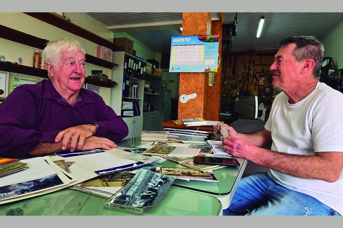 Lauri Steffen, à esquerda, junto ao seu acervo particular e o historiador Sandro Blume (Foto: Miguel Eich/Divulgação)