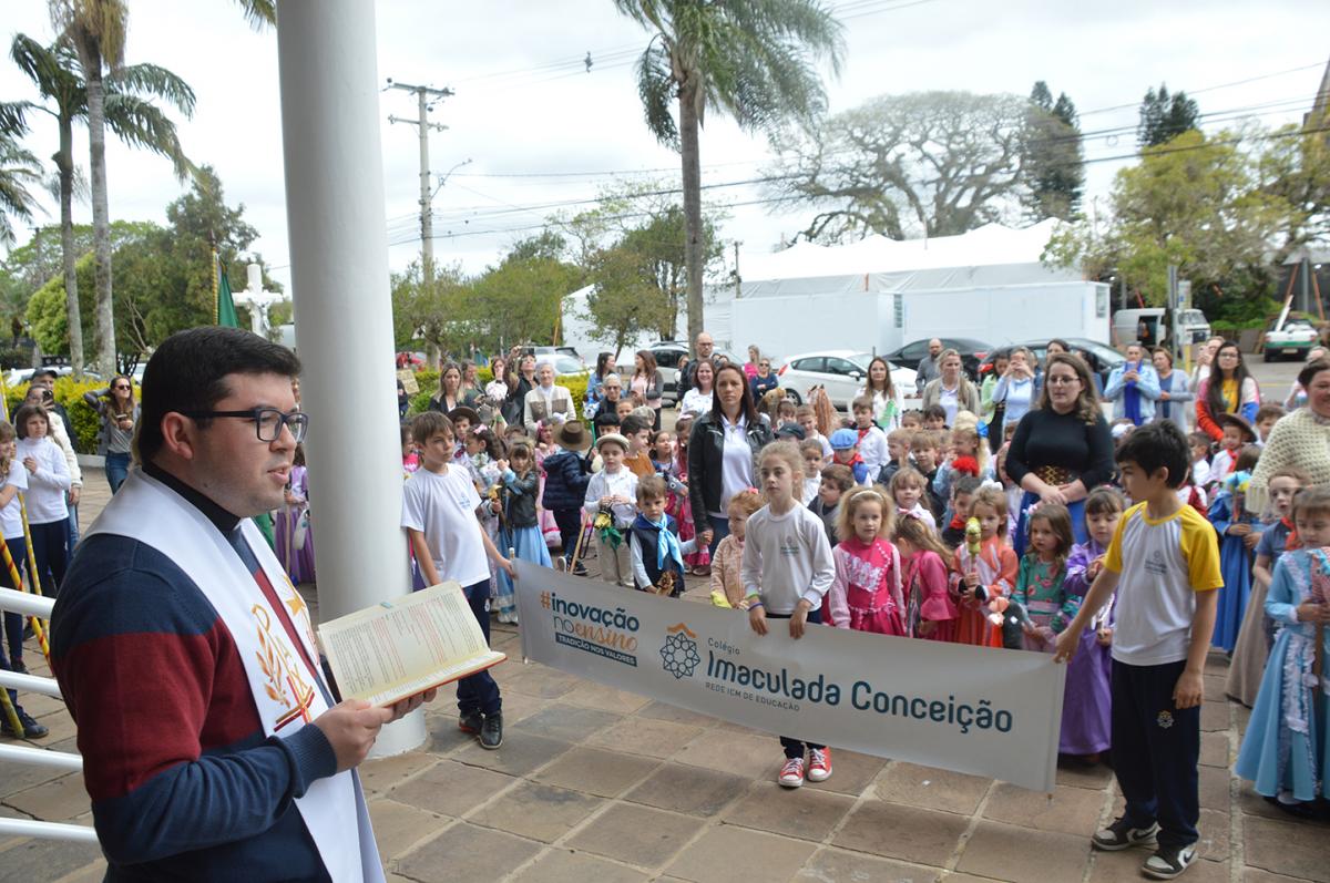 Alunos receberam a bênção do Padre Alexsandro Lemos da Silva