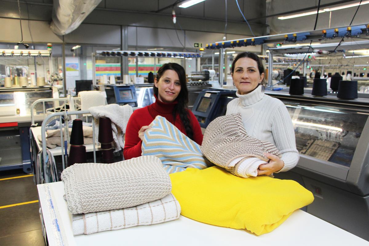 Colaboradoras Solange Santos e Adriane Kunst com as cobertas que estão sendo produzidas para as vítimas