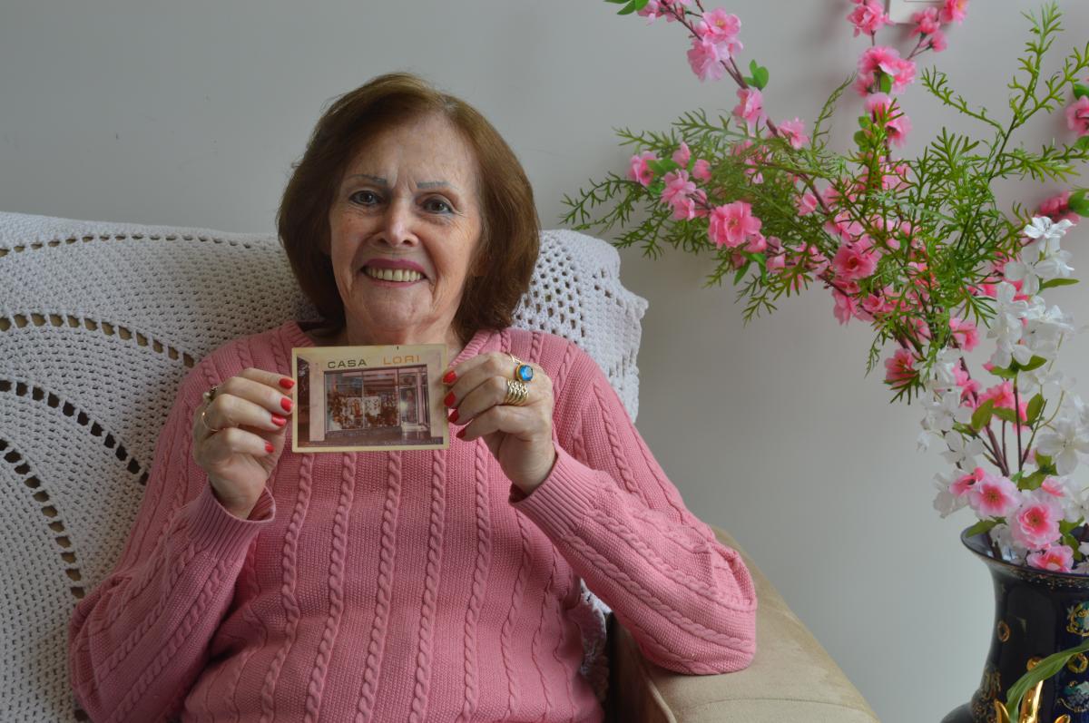 Lori com uma foto da loja: “Eu sempre fui muito amada pelo povo”