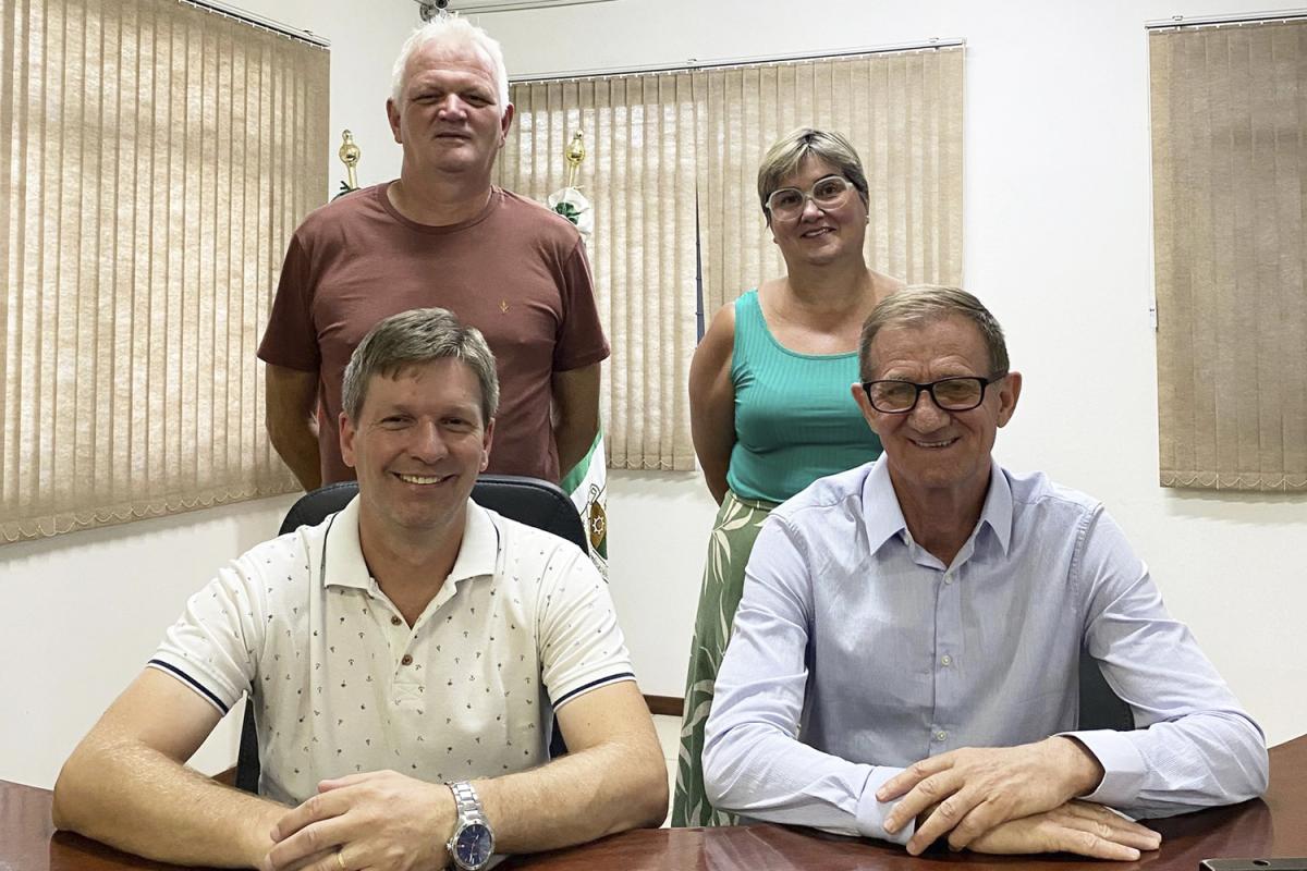 Paulinho e Elony com Kroetz e Andrea (Foto: Divulgação / Câmara) Paulinho e Elony com Kroetz e Andrea (Foto: Divulgação / Câmara)
