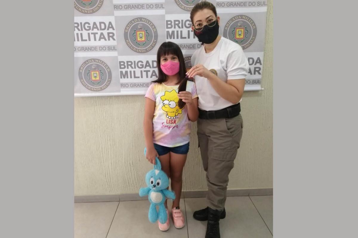 Mariana entregando mecha para a soldado Viviane Mariana entregando mecha para a soldado Viviane