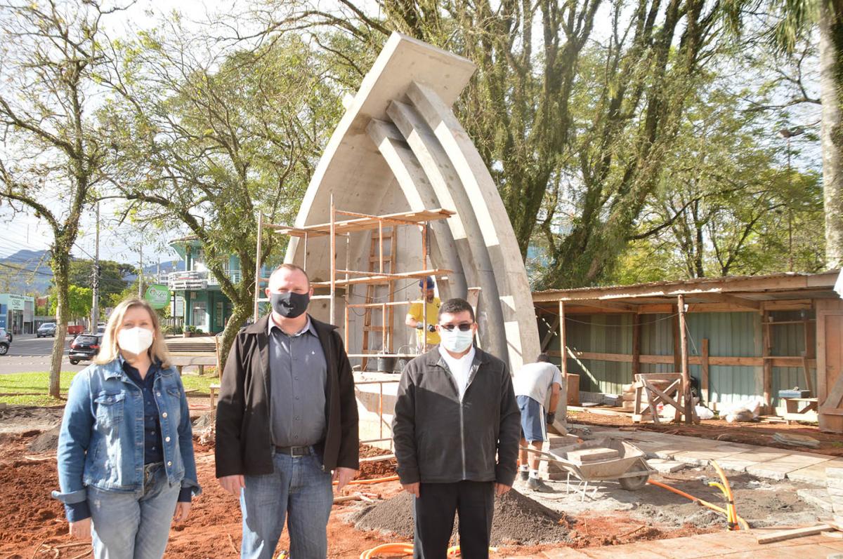 Arquiteta Áurea, voluntário Giovani e Pe. Alexsandro em visita à obra na tarde desta quinta-feira