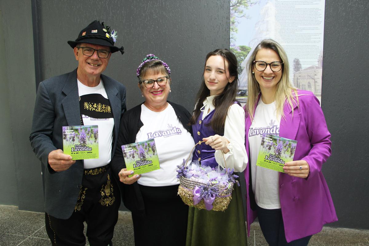 Flávio, Lurdes, Sara e Thaís estiveram no JDI na manhã desta quinta-feira convidando a todos para a festa Flávio, Lurdes, Sara e Thaís estiveram no JDI na manhã desta quinta-feira convidando a todos para a festa