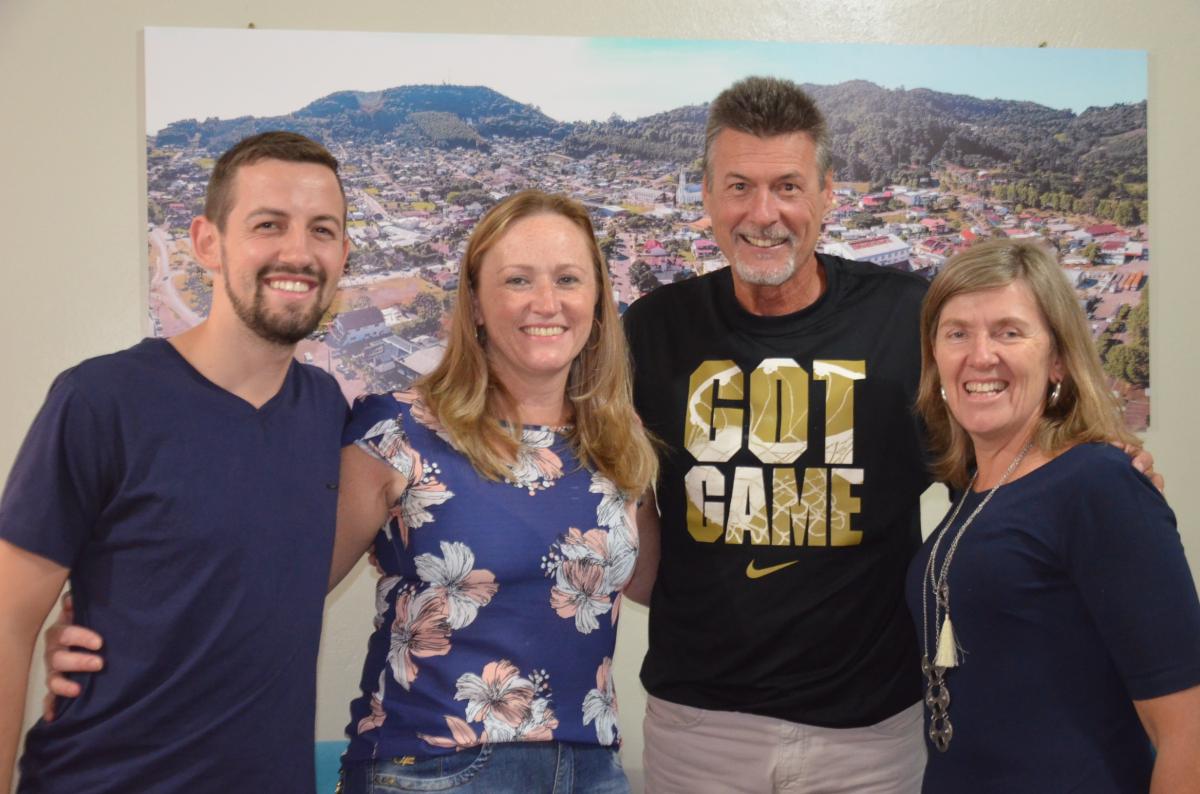 Éder Schneider, secretária Sônia Feldmann, Jorginho Schmidt e a prefeita Carla Chamorro 