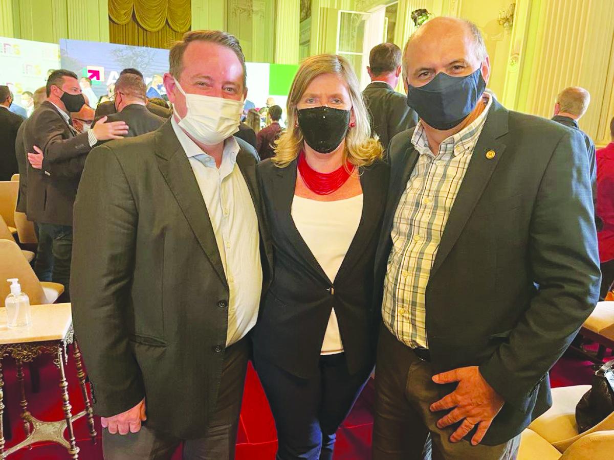 Prefeita Carla com o secretário de Turismo, Ronaldo Santini, e deputado estadual Dirceu Franciscon (PTB)