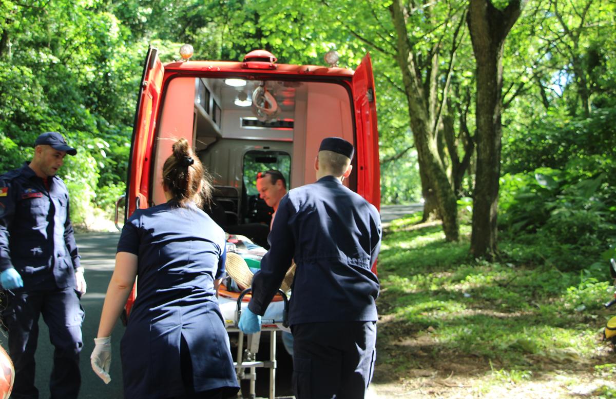 Condutor foi socorrido pelos bombeiros Condutor foi socorrido pelos bombeiros