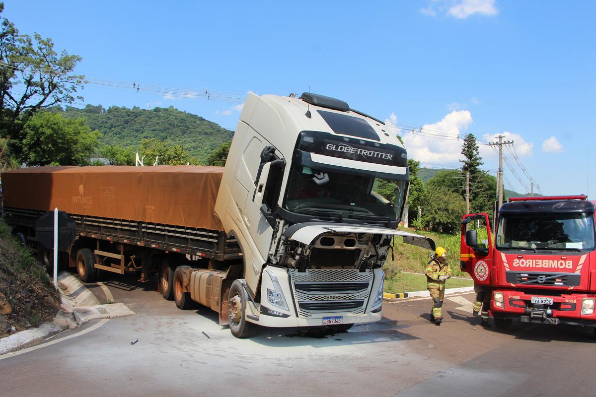 Ocorrência foi no entroncamento da VRS-873 com a BR-116 Ocorrência foi no entroncamento da VRS-873 com a BR-116