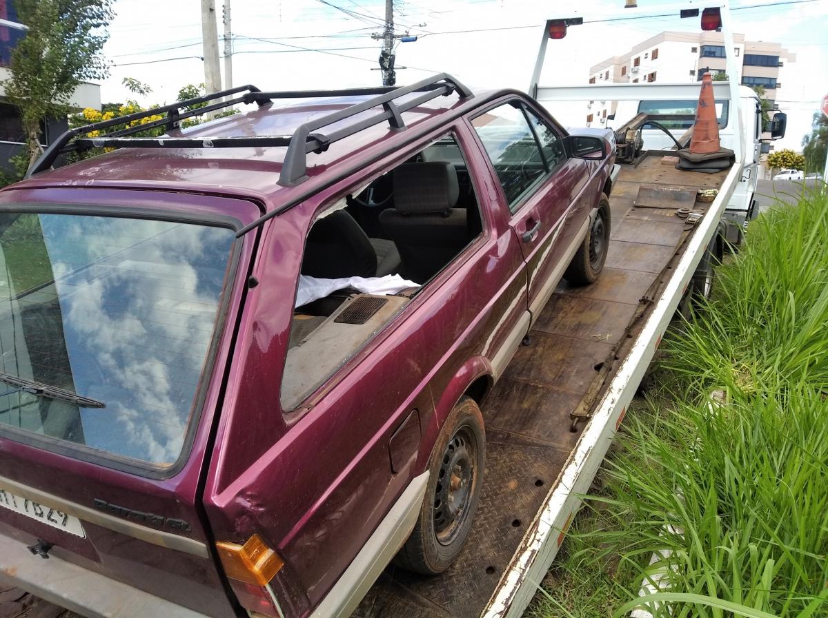 Veículo foi abandonado no bairro Primavera