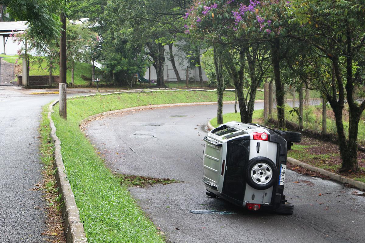 Carro ficou tombado na pista Carro ficou tombado na pista